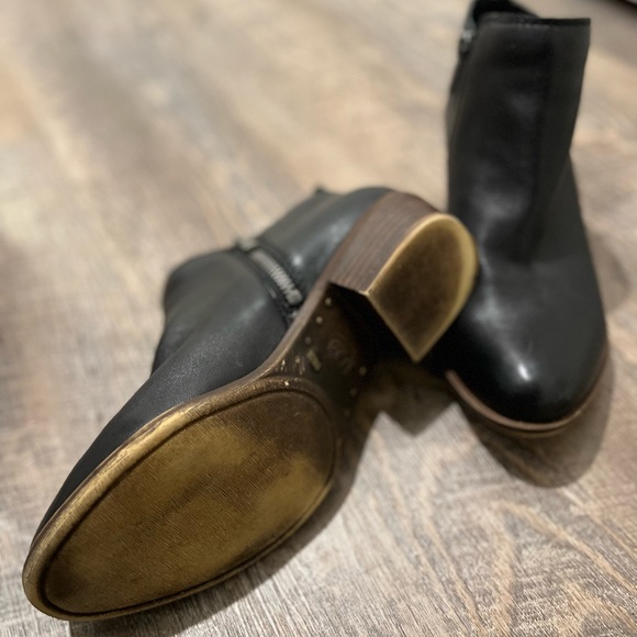 Lucky Brand Basel Leather Ankle Booties - Picture 9 of 9